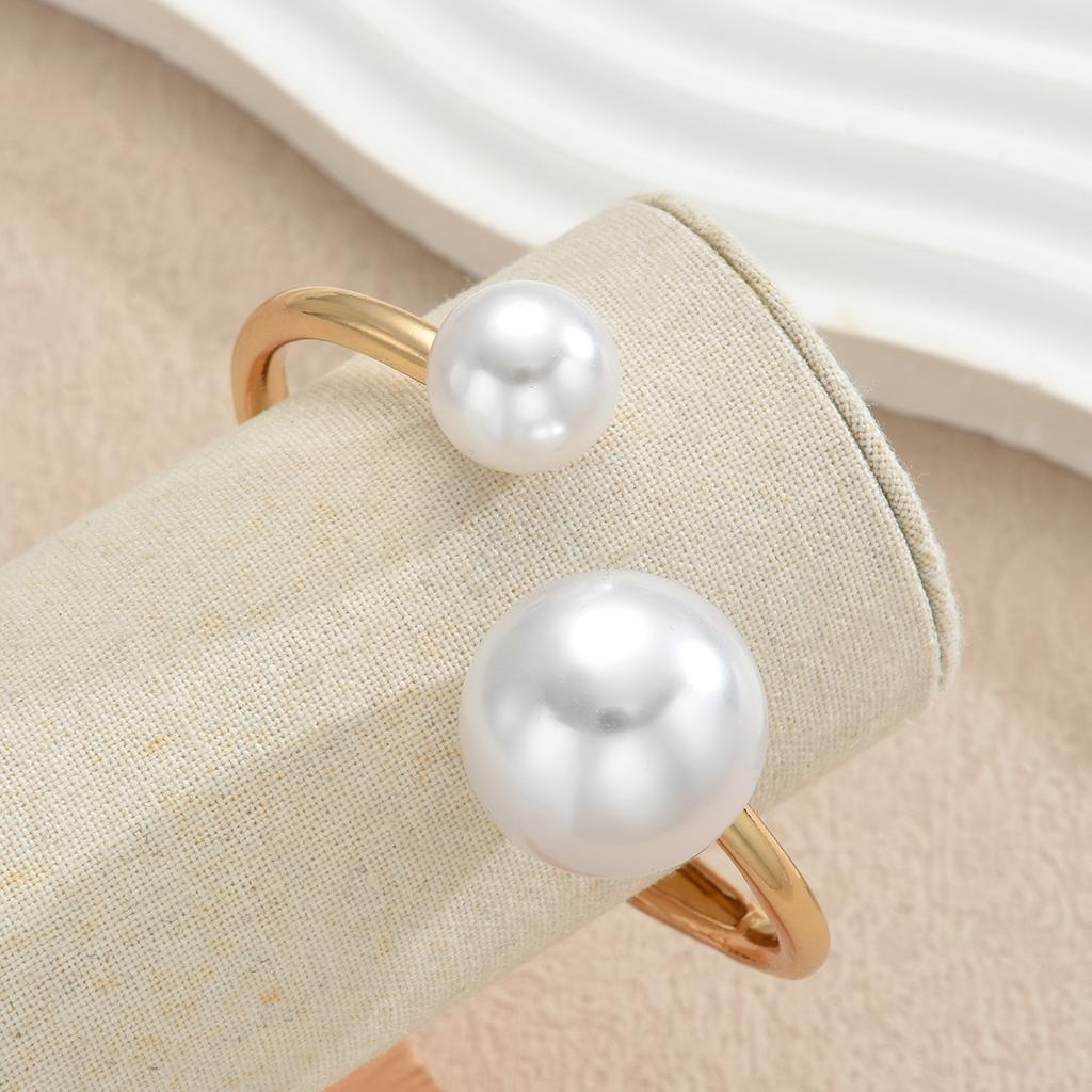 Einfache Große Perlen Goldfarbene Armreifen für Damen Punk Übertrieben Geometrisch Glattes Armband Mode Tägliches Tragen Schmuck Geschenke