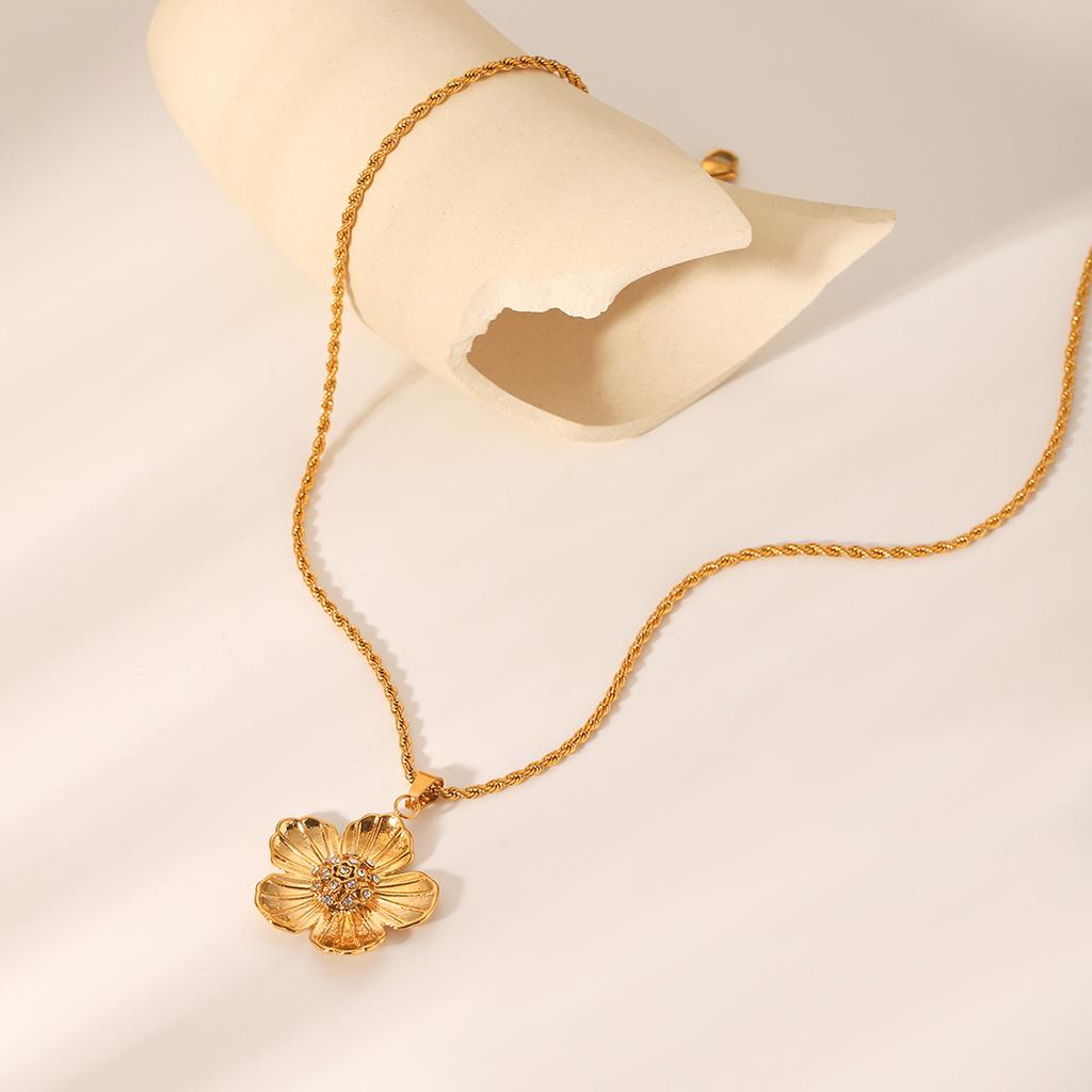 Women's French Light Luxury Vintage Stainless Steel Twist Chain Flower Diamond-studded Pendant Necklace