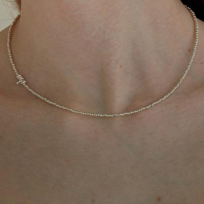 Collar de cuentas de plata menos es más