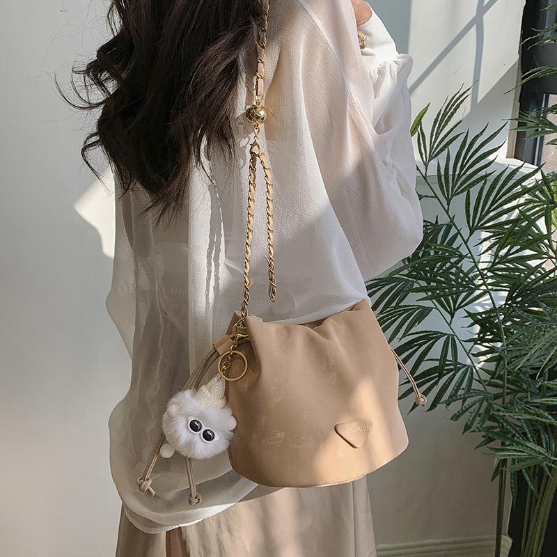 Simple new fashion bucket bag messenger bag popular chain handbag women's bag 2025 spring beautiful shoulder bag