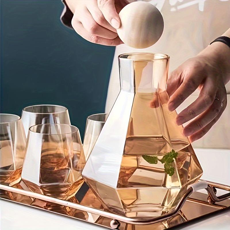 Set aus Glaskrug und 4 Glasbechern, robuster Wasserkrug mit kugelförmigem Holzdeckel, Trinkbecher mit geometrischem Design, Getränkekaraffe für kalte Getränke