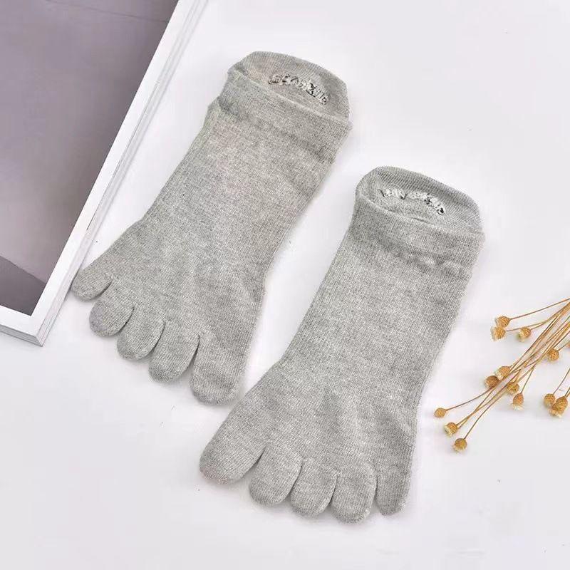 

Носки с пальцами мужские черные носки для йоги хлопковые дезодорирующие фильтрующие спортивные фитнес нескользящие носки с низким вырезом носки с пальцами носки для пилатеса Light gray