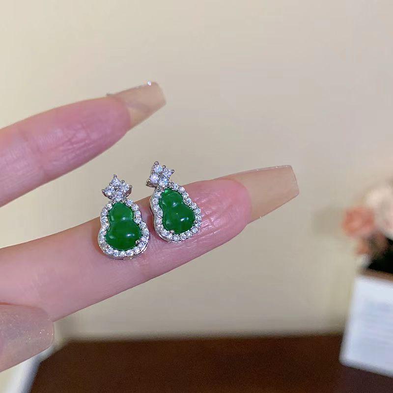 

New Chinese-style exquisite diamond-encrusted stud earrings, retro green gourd earrings, simple temperament and high-end earrings. 925 silver needle зелёный