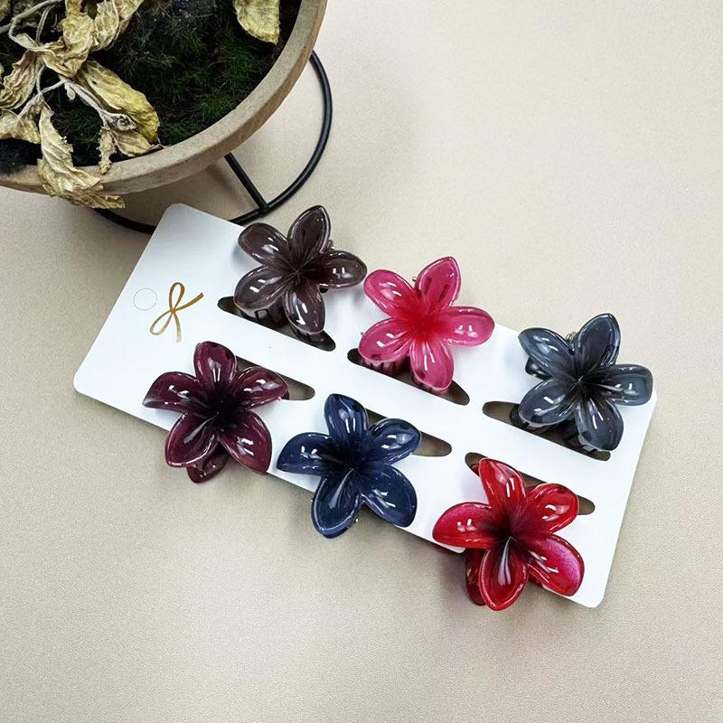 European & American 4CM Frangipani Claw Clip Hairpin - Fashionable Vacation Floral Accessory.