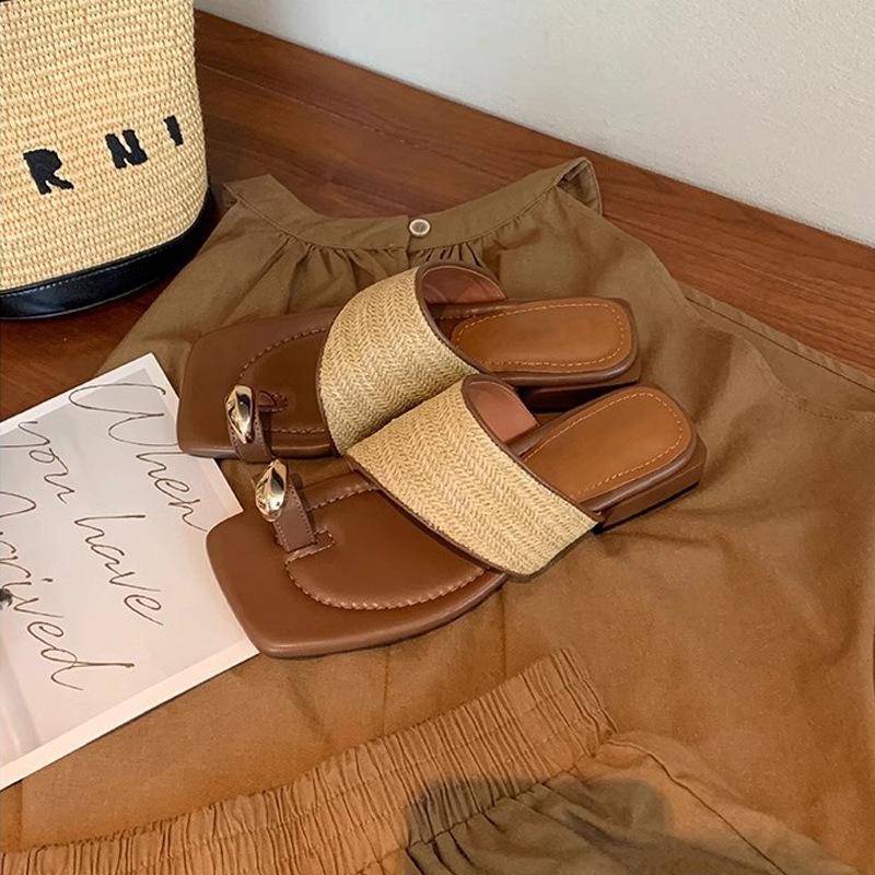 Fashion 2025 Summer New Outdoor Vacation Clip Toe Slippers Women's Fashion Square Toe Roman Sandals Comfortable Lightweig Flat Slippers