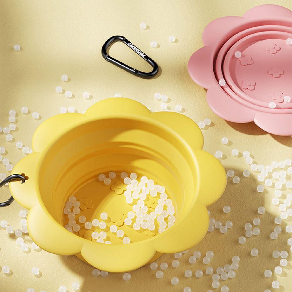 BPA Free Collapsible Dog Bowl Flower Shape Portable Pet Travel Feeder Easy To Clean with Carabiner Folding Silicone Dish