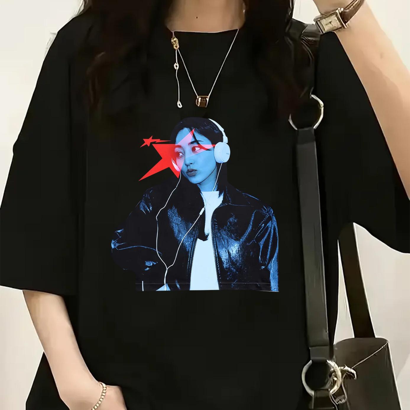 

Модное лето с персонажем в белых наушниках. Персонаж одет в блестящую черную кожаную куртку с белой одеждой под ней 4XL