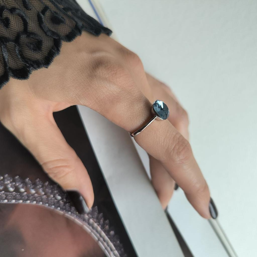 Серебряное кольцо с фианитами, вес изделия 3,15 гр (2146148)