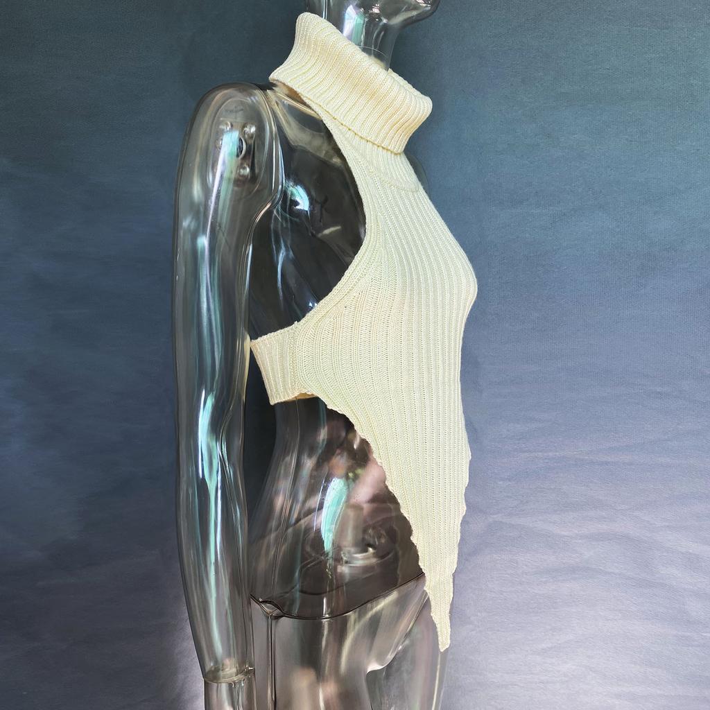 Dámský vlněný pletený top bez rukávů s vysokým výstřihem, nepravidelným střihem a sexy odhalenými zády