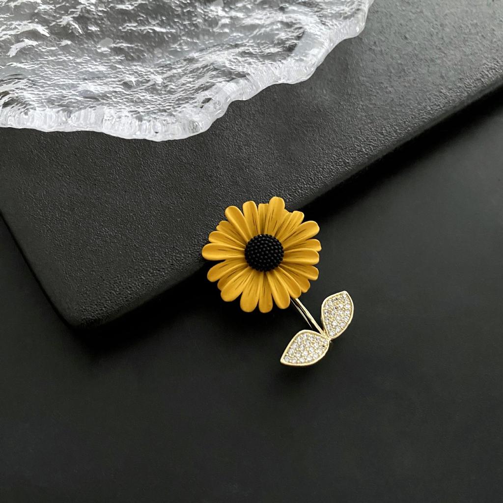 Exquisite Sunflower Corsage Brooch: High-End Women's Pin for Suits and Shirts - Unique, Stylish, and Cute Accessory