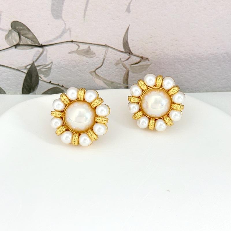 

French Retro Stud Earrings, Small Fragrant Style Flower Earrings, Light Luxury And High-End Women золотий