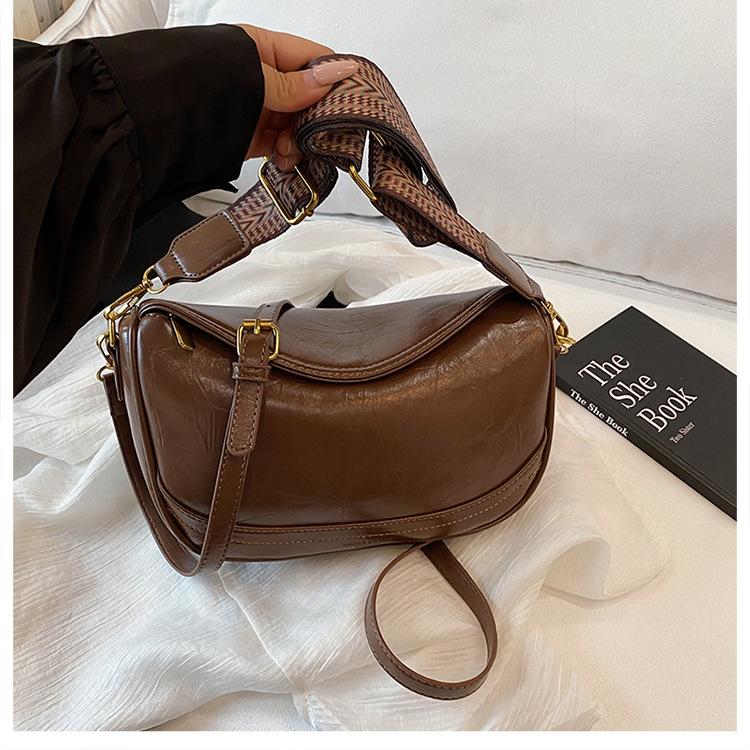 

Premium sense large capacity 2025 new fashion commuter shoulder bag women s retro niche versatile fashion messenger bag