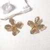 Exaggerated three-dimensional flower earrings for women, a light luxury and high-end metallic style, fashionable and individual earrings for women