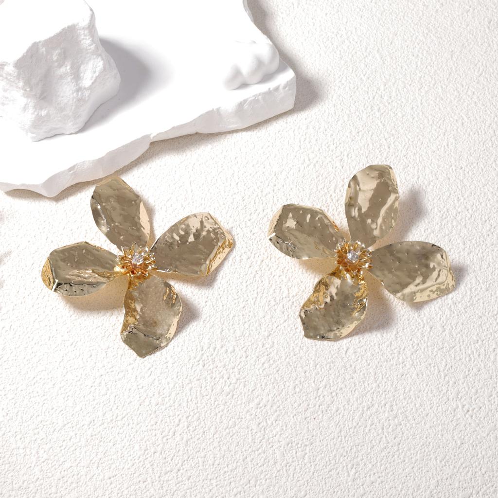 Exaggerated three-dimensional flower earrings for women, a light luxury and high-end metallic style, fashionable and individual earrings for women