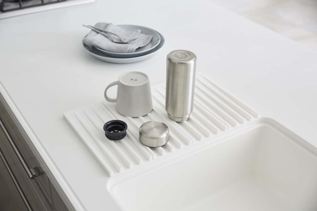 Yamazaki Tower Silicone Folding Draining Tray, White, Approx. W40.5 x D25 x H1.3cm, 3-Way Draining Mat, Drains Water Directly into the Sink, Trivet,