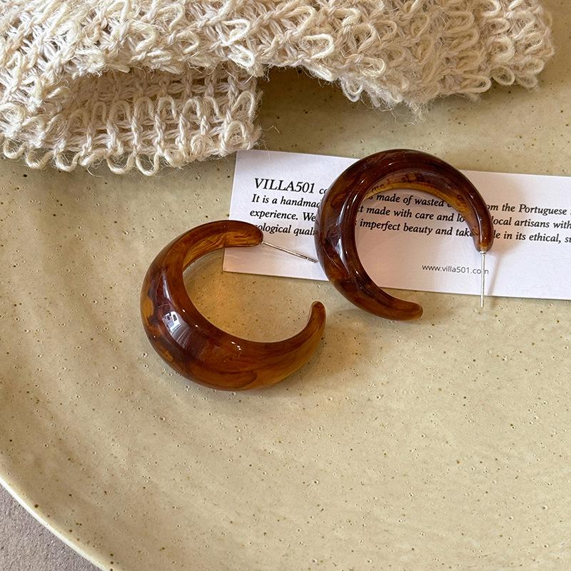 Maillard Retro Amber C-Shaped Earrings: Unique, Niche Design for Women, Perfect for Autumn.