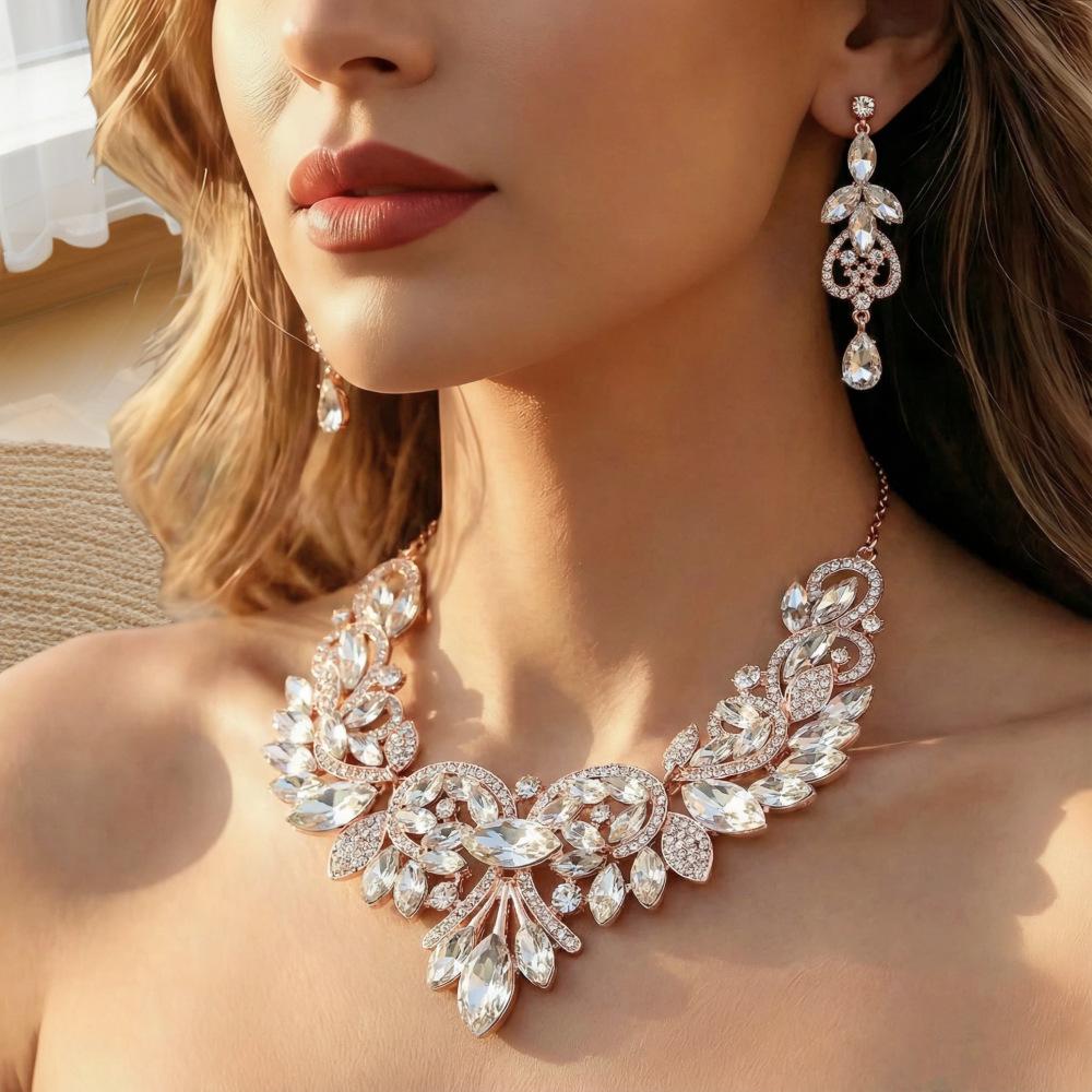Fashion Suite of Earrings, Necklaces and Accessories - A Luxurious Formal Dress Set That Is Versatile and Features An Exaggerated Style. серебряный