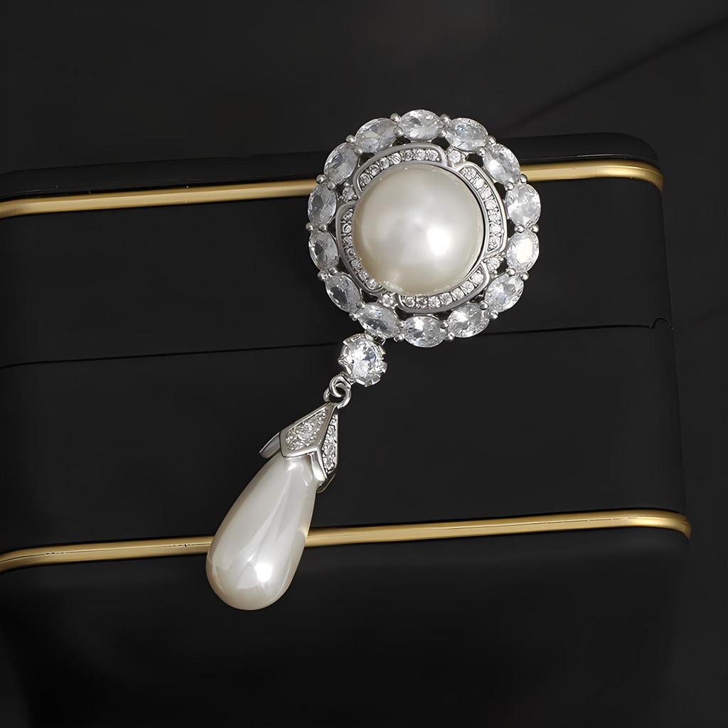 Duchess-Inspired Pearl Brooch: Vintage Luxury Pin for Women