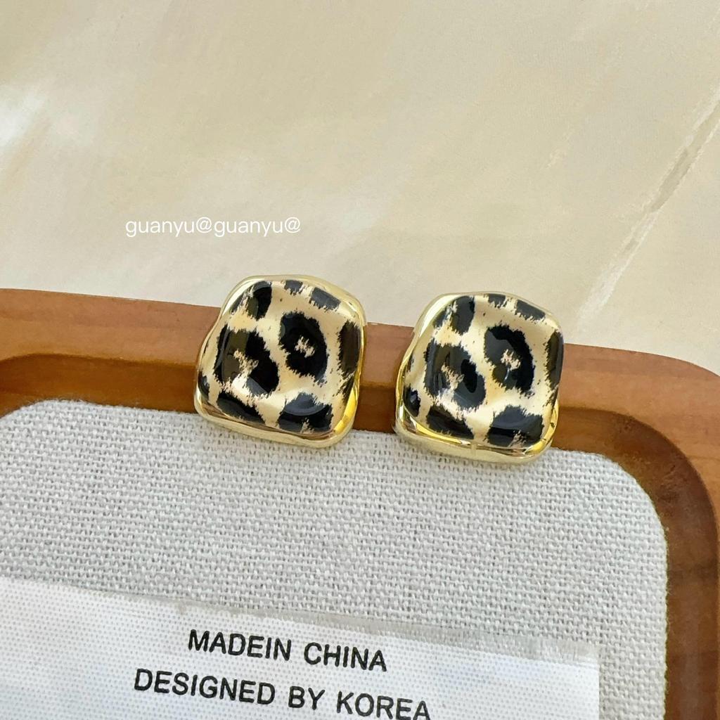 Leopard Print Metal Embossed Earrings: Chic Light Luxury Fall/Winter Accessory for Women