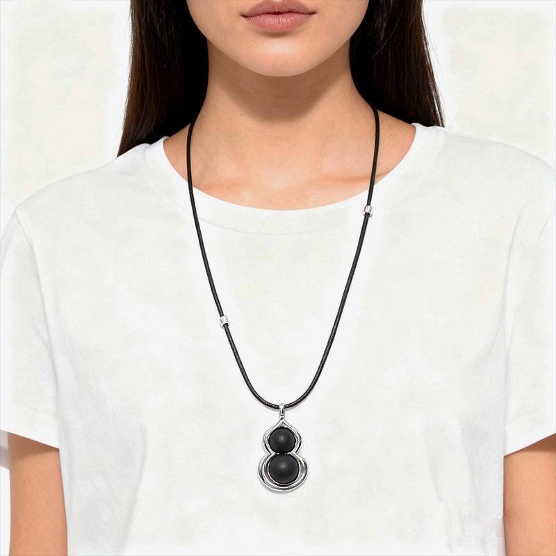 Elegant Sandalwood Gourd Necklace - High-End Light Luxury Layered Clavicle Chain for Autumn and Winter