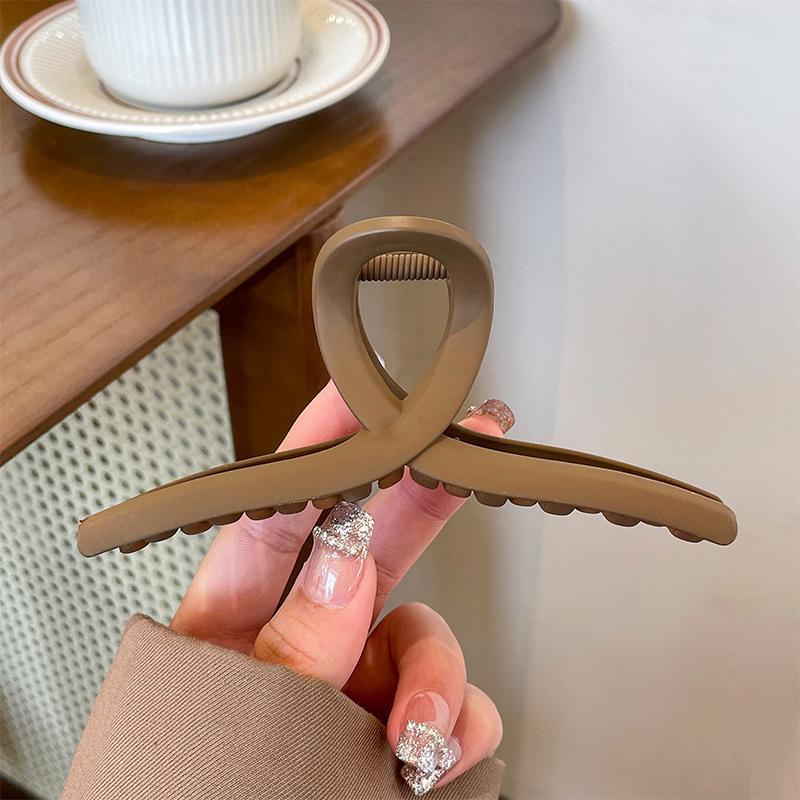 Versatile Milk Coffee Hair Clip: Large, Simple Shark Design for Women