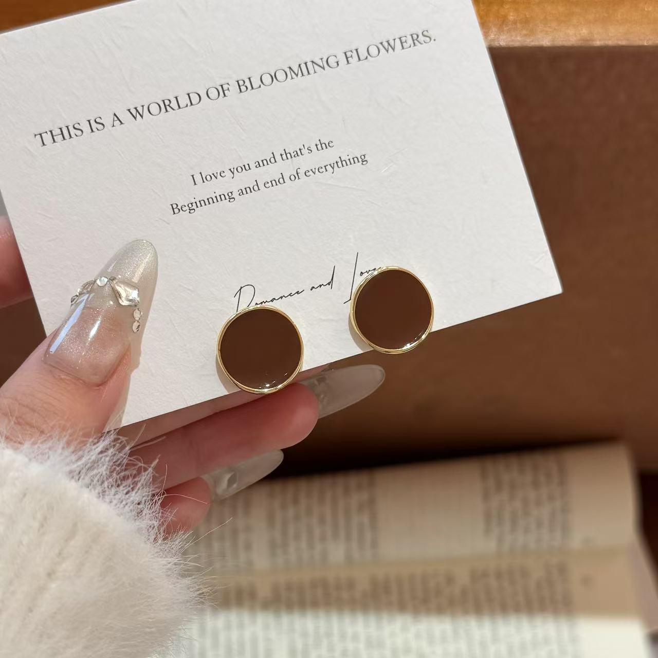 

2025 High-End Retro Hong Kong Style Gold Stud Earrings: Trendy, Versatile Niche Fashion for Women