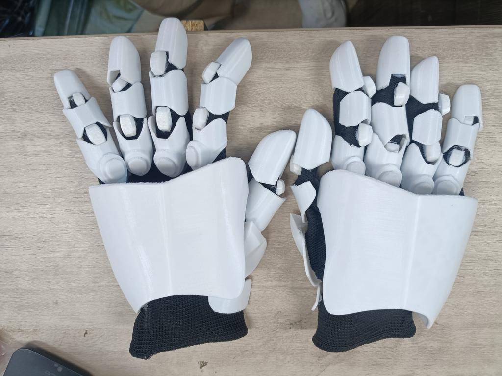 Guanti meccanici, realizzati in materiale PETG stampato in 3D, sono flessibili e hanno un aspetto molto meccanico. Adatto per il cosplay.