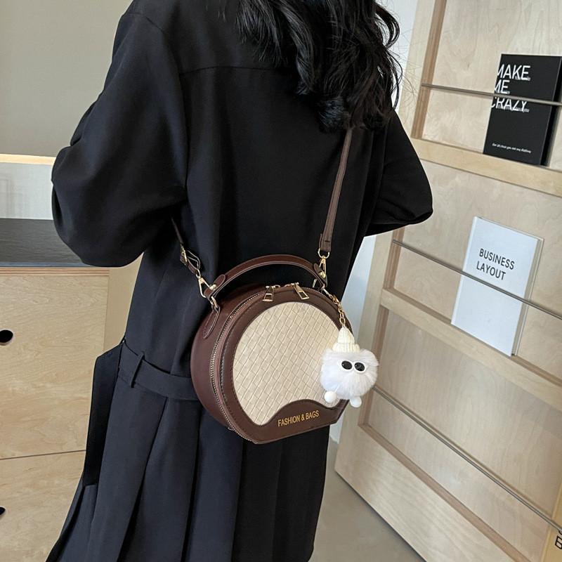 Stylish Trendy Womens Round Crossbody Bag With Zip Closure In Chic Black