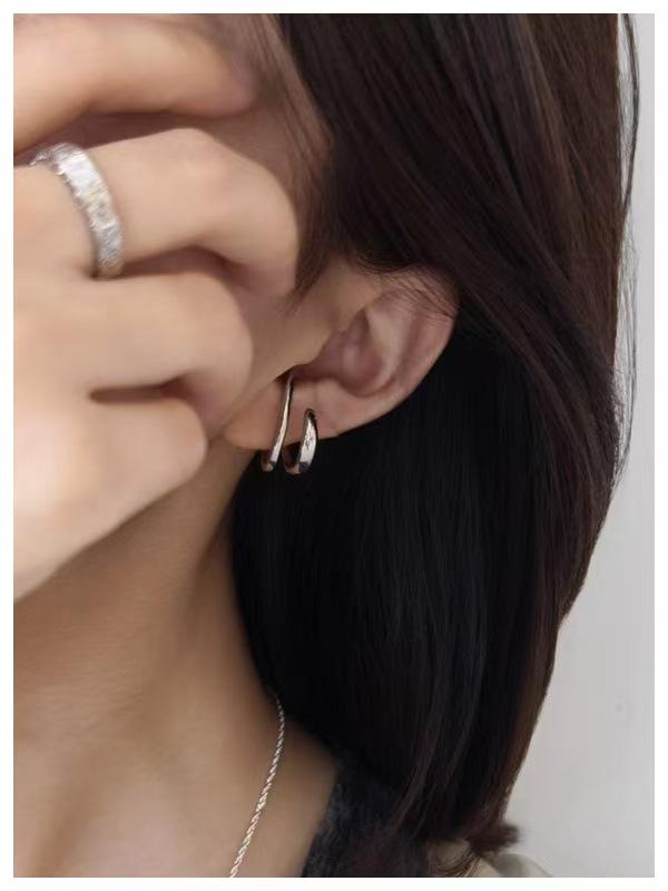 Japanese Minimalist Arc-Shaped Ear Cuff Earrings: Versatile, High-End and Stylish Stud Accessory.