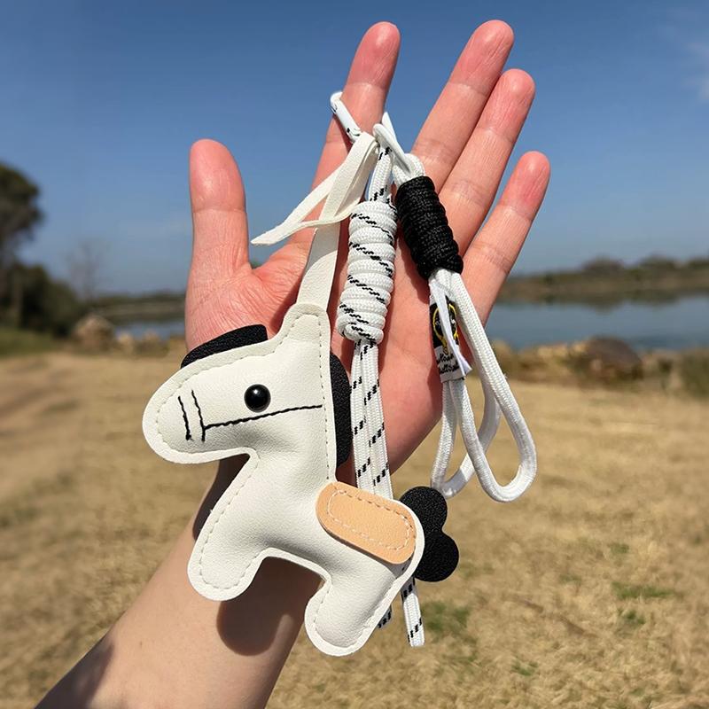 

Vintage Horse Bag Pendant PU Leather Horse Hanging Rope Rope Cartoon Design Decoration Accessories KTB one size белый