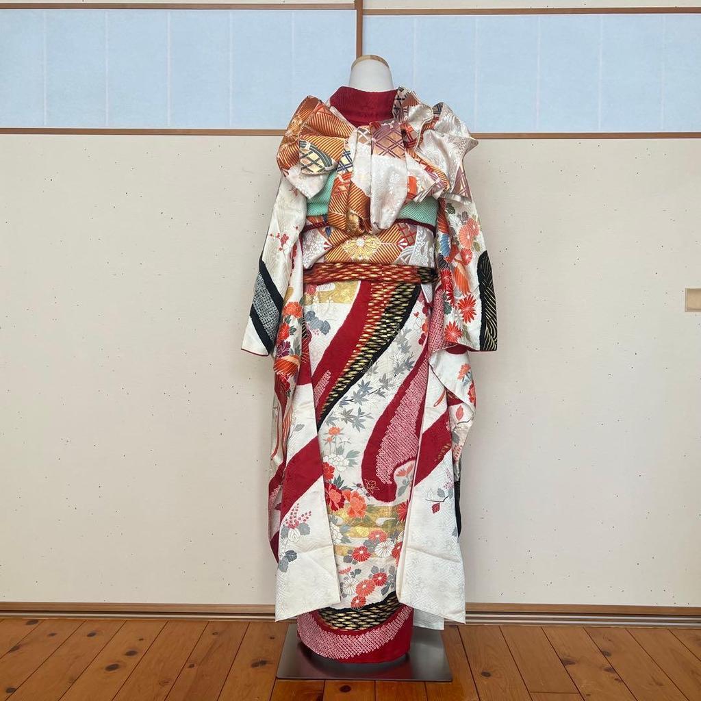 Used Kyoto Yuzen, pure silk, long-sleeved kimono, white background, Oke-shibori, dyeing, phoenix, flowers, gold piece embroidery, gold color