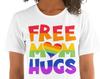 Kostenlose Mama-Umarmungen Regenbogen T-Shirt, Pride Month T-Shirt