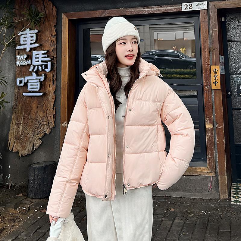 Dámská krátká větruodolná zateplená zimní bunda s kapucí a raglánovými rukávy