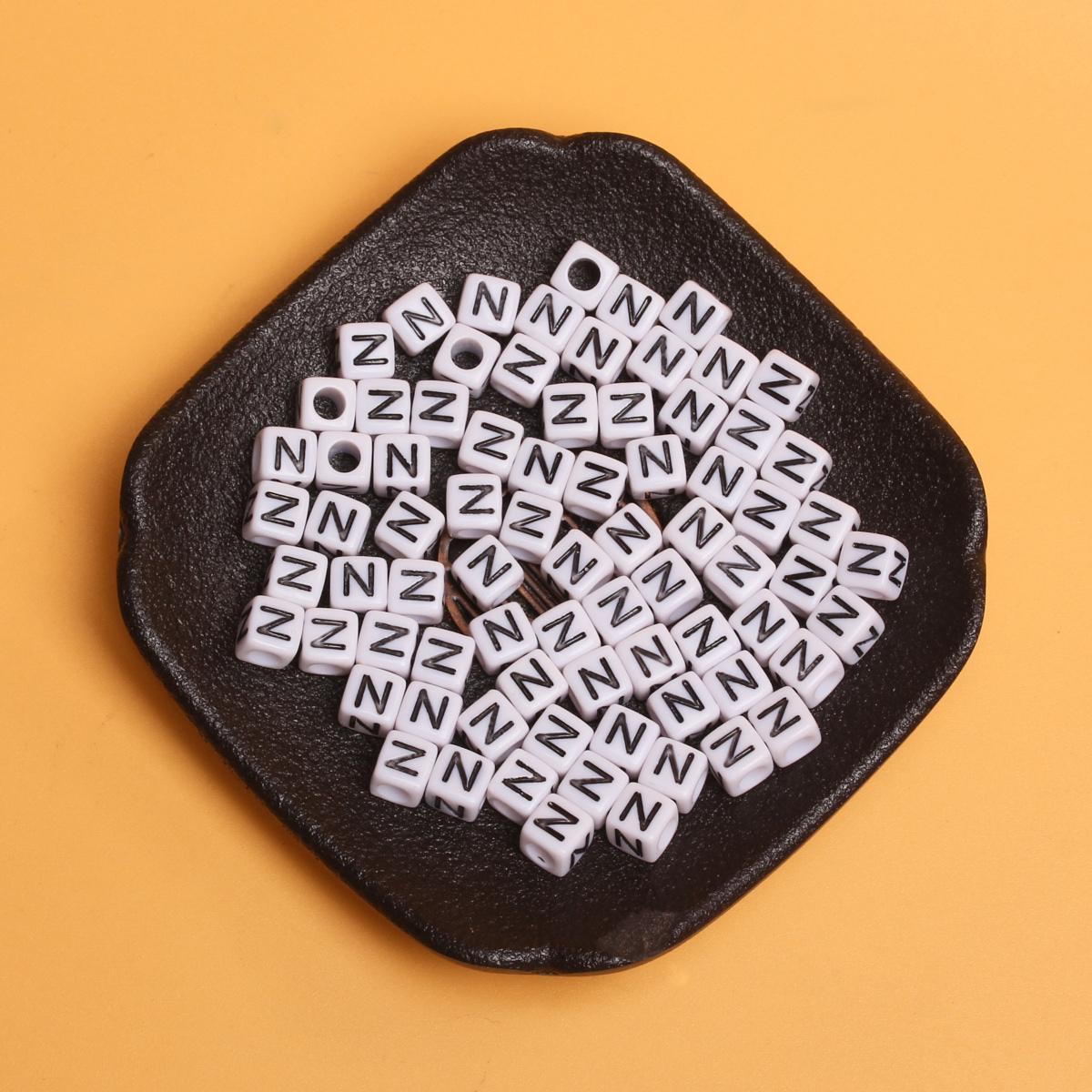 

Высокое качество квадратные 50 шт. ручной работы материал для бисероплетения DIY аксессуары для изготовления ювелирных изделий 26 букв бусины белый черный браслет-цепочка для телефона с большим отверстием N