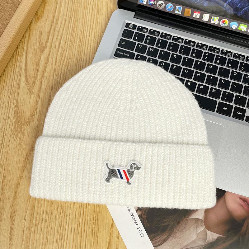 

Вязаная шапка с нашивкой щенка женская зимняя для большой окружности головы теплая шапка от холода студенческая универсальная шапка-мешок на голову One Size