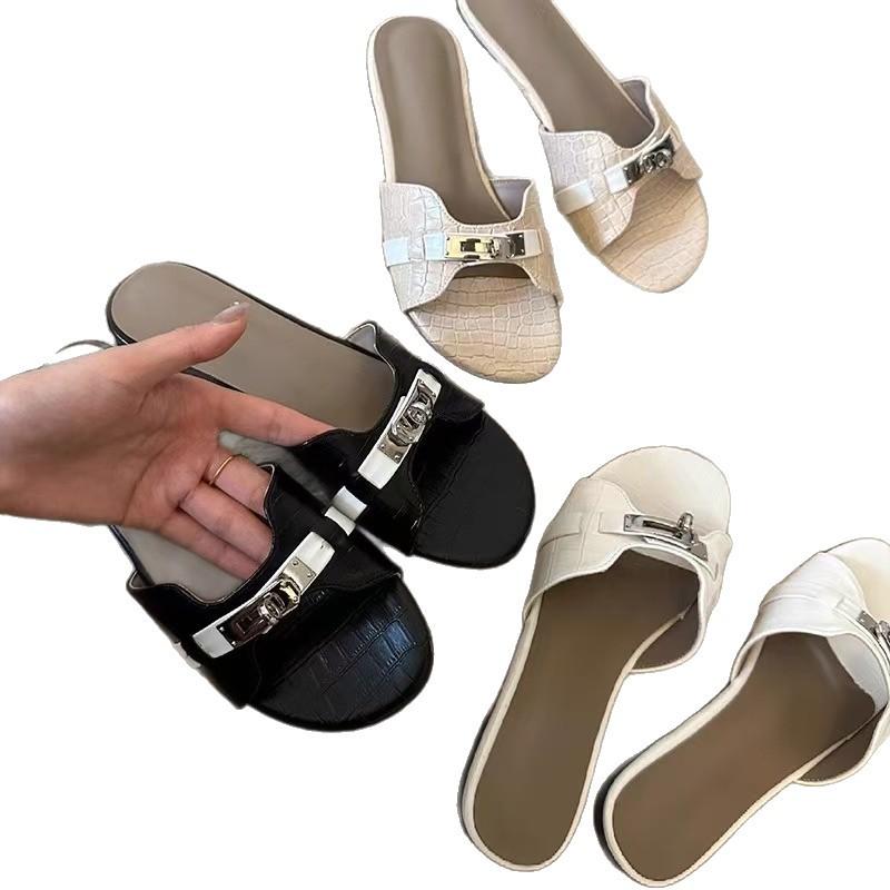 Papuci de damă noi de nișă cu vârf rotund, casuali, cu o singură bandă, cu încuietoare metalică la modă și model crocodil cu talpă plată