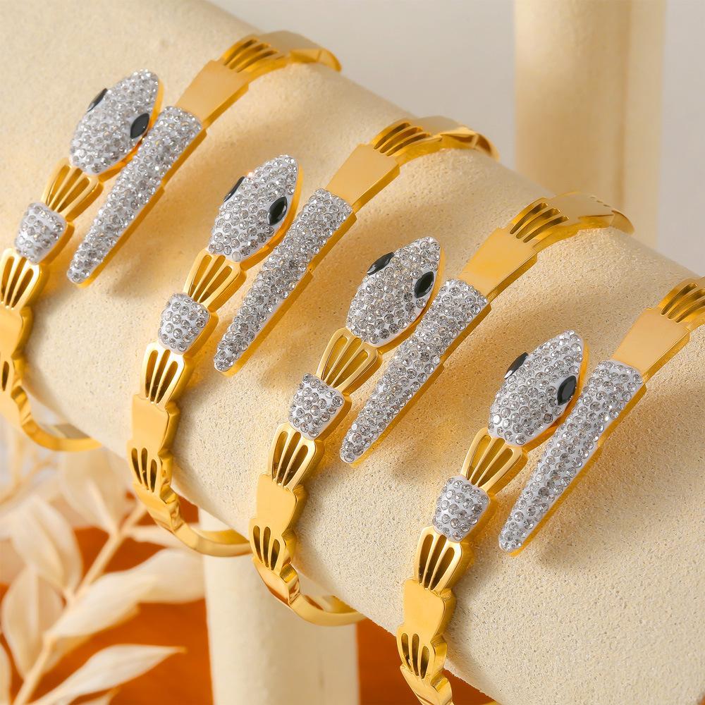 

Новый модный ретро-браслет с бриллиантами, персонализированный полый открывающийся пружинный темпераментный ювелирный браслет, сохраняющий цвет, из титановой стали