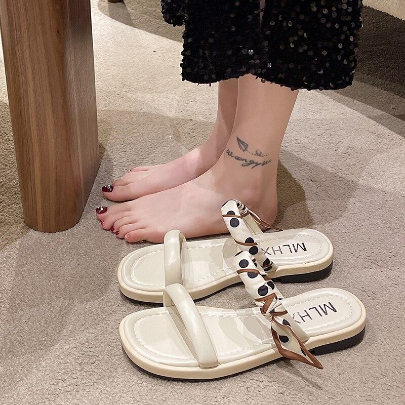 

Досуг Женские тапочки Слайды Повседневные квадратные туфли на низком каблуке Женская обувь Твердый пип Носок Летние тапочки больших размеров Zapatillas Mujer