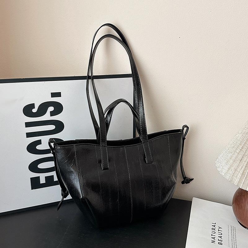 Niche design retro underarm handbag new autumn commuting versatile large-capacity shoulder bag