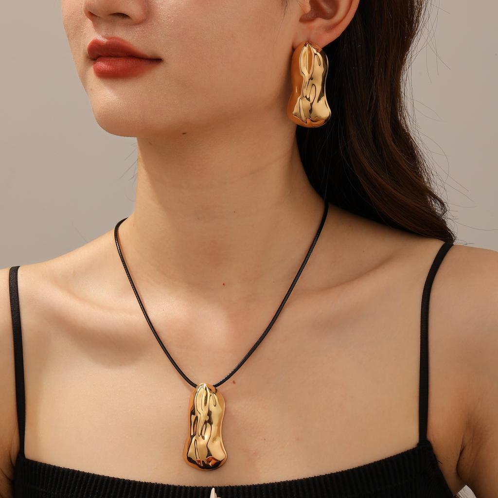 European and American jewelry, curled five-leaf stamen leather chain set, necklace, small fresh earrings chain, lava collarbone chain.