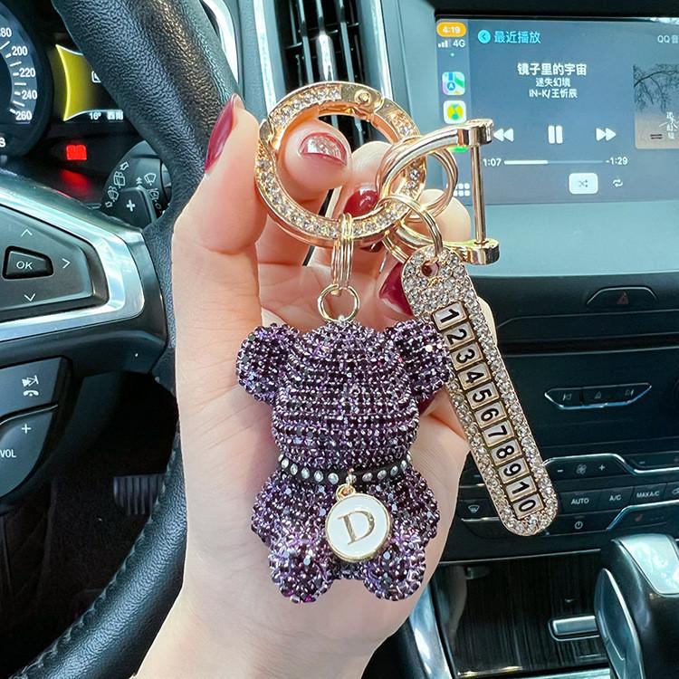 Portachiavi per Auto Orsetto Seduto Full Diamond alla Moda Selezione Alfabeto Creativa Targhetta Numero con Strass Decorativa Portachiavi Anti-smarrimento