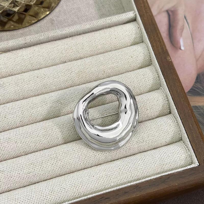 European Style Irregular Wavy Metal Flower Brooch Pin for Women