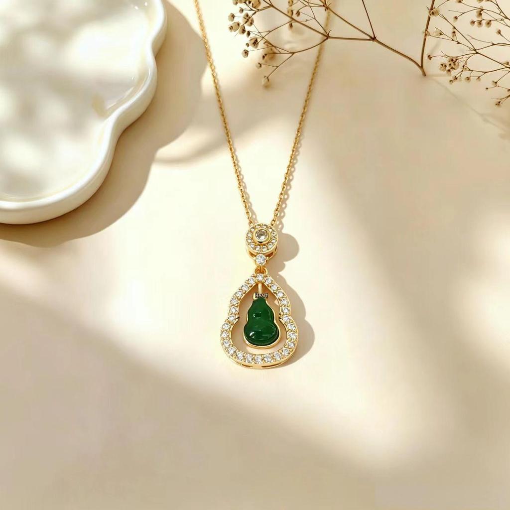 Emerald Gourd Pendant Necklace: Chinese Style, Micro-set Diamonds, Fashionable Light Luxury Design.