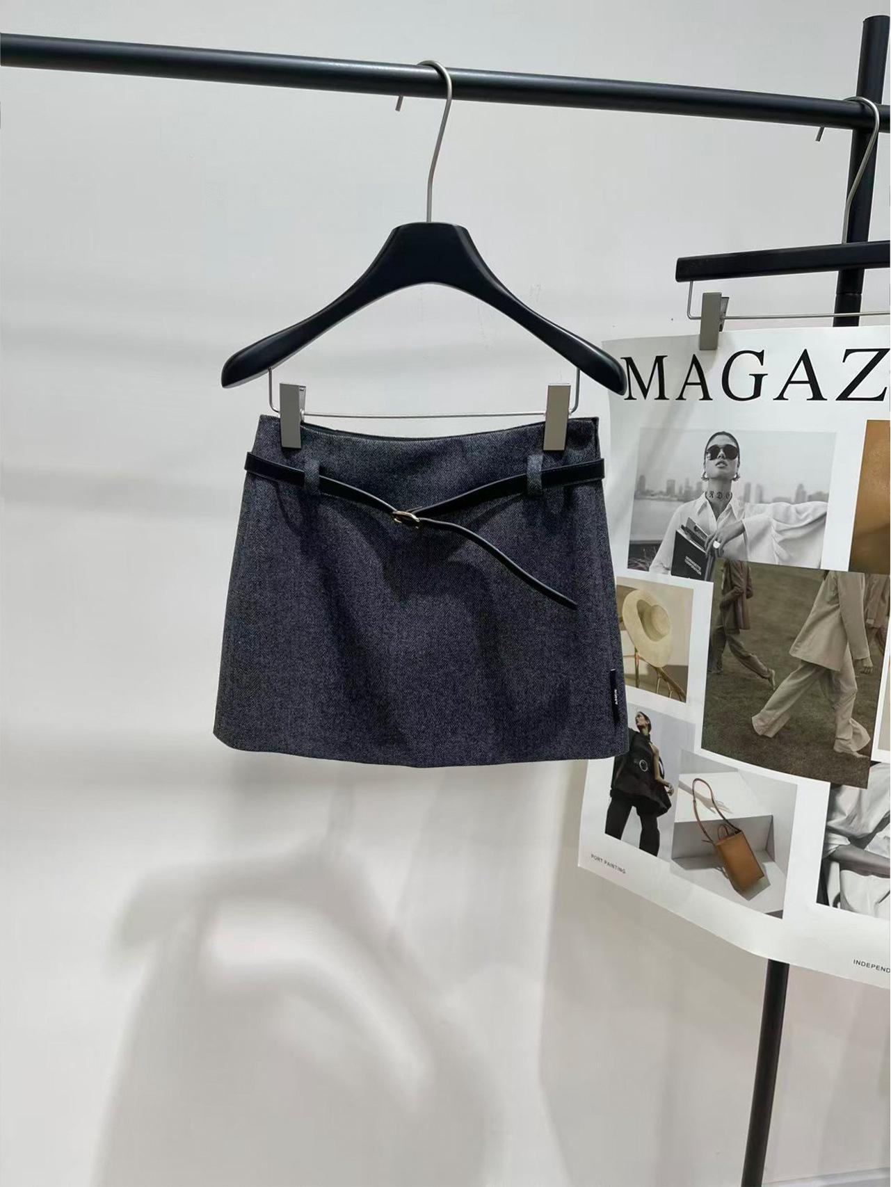 

2025 A/W High-Waisted Two-Tone Plaid Wool Skirt with Letter Logo Waistband - Slimming & Leg-Lengthening Casual Women s Skirt Medium темно-серого