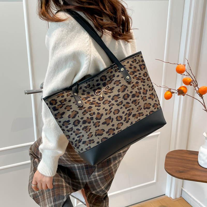 Large Street Style Totes With Pu And Fabric Materials For Casual Office Use And Fashion Accessory