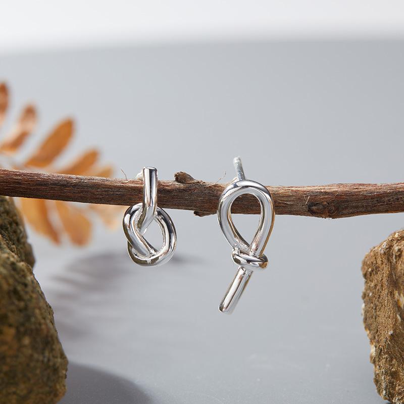 

S925 Pure Butterfly Knotted Asymmetrical Ear Hook Earrings Niche Cold Temperament Stud Earrings срібні білого кольору