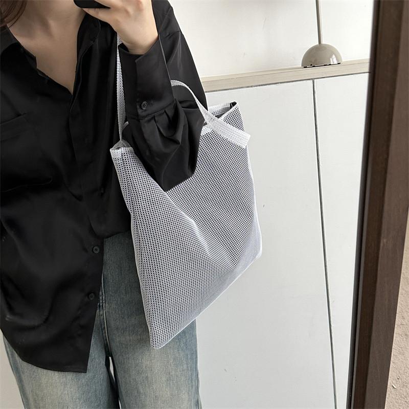 Fashionable Women's Tote Bag With Stylish Design And Spacious Capacity For Daily Use
