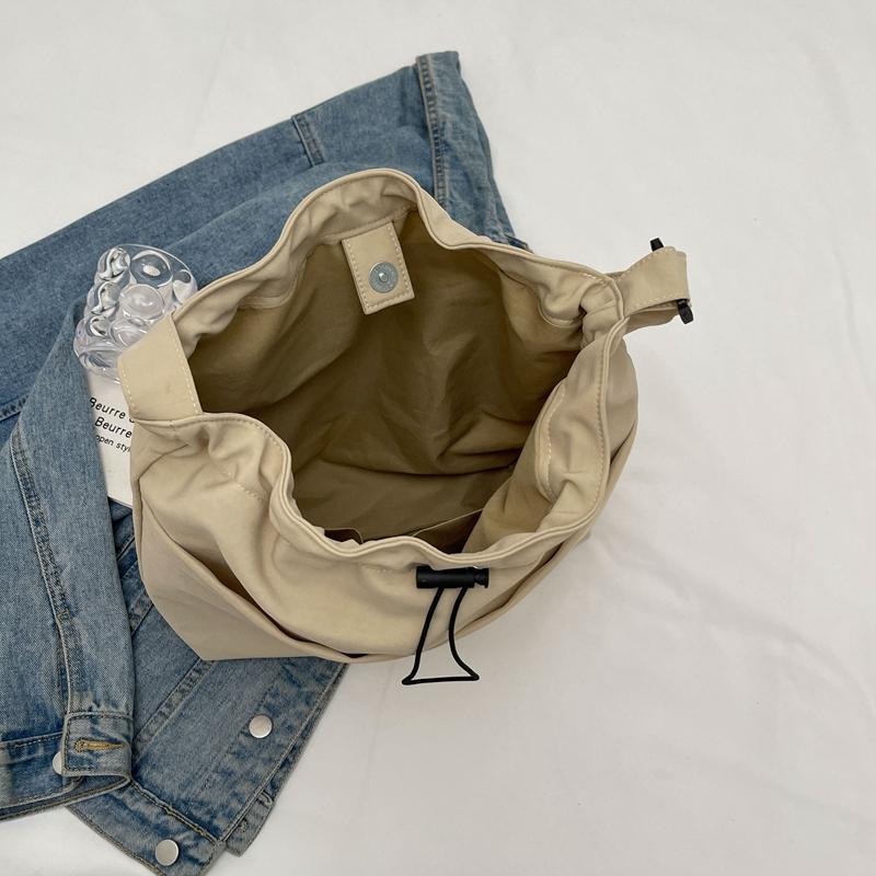 Женская однотонная сумка на плечо большой емкости — фото 8