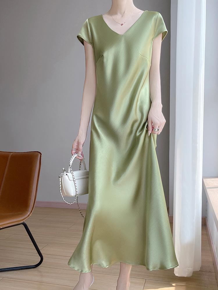 Elegante Vestito Estivo da Donna Dorato con Scollo a V in Raso e Maniche Corte