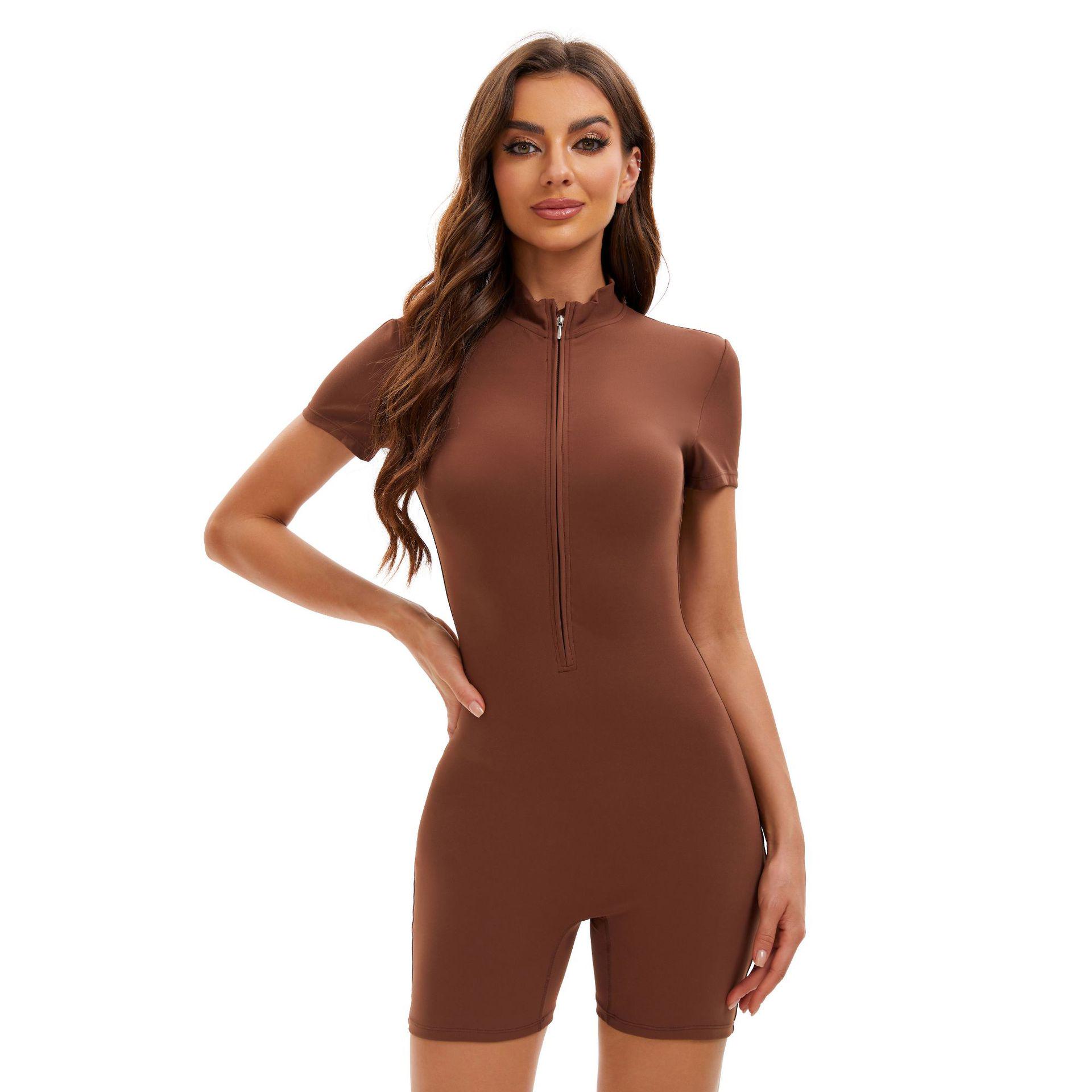 

Летний комбинезон для йоги с молнией до середины груди: Боди с шортами с матовым эффектом «нюд» S темный кофе